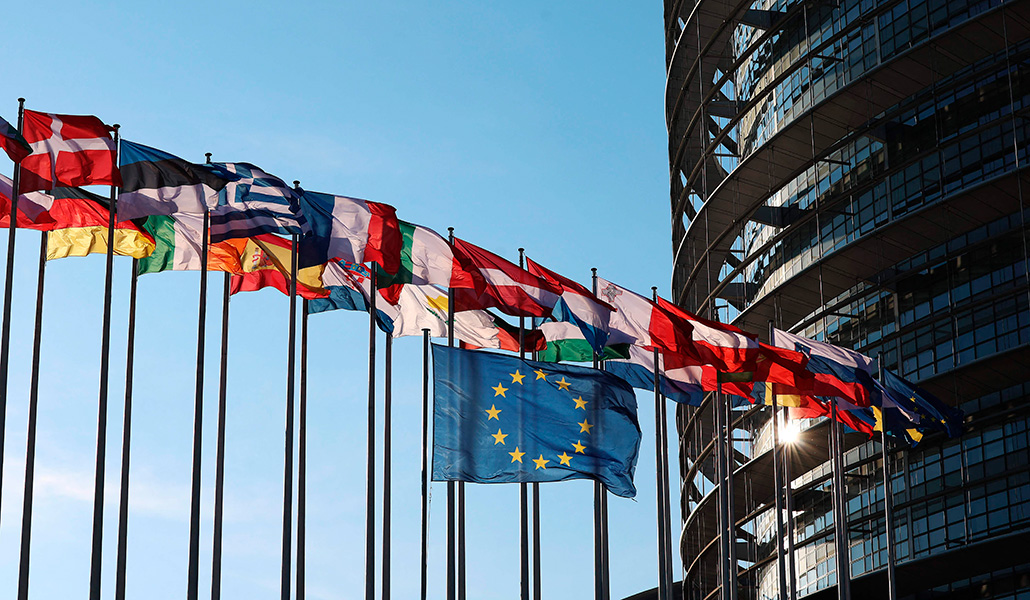 Banderas en el exterior del Parlamento Europeo