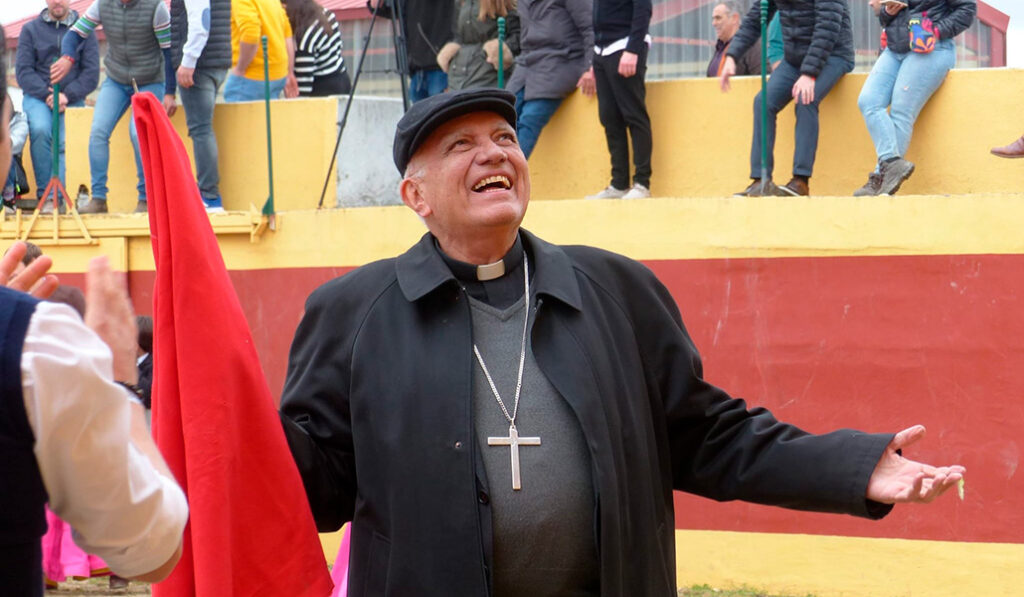 El cardenal Porras da la vuelta al ruedo tras torear una vaquilla durante el encuentro en Zamora