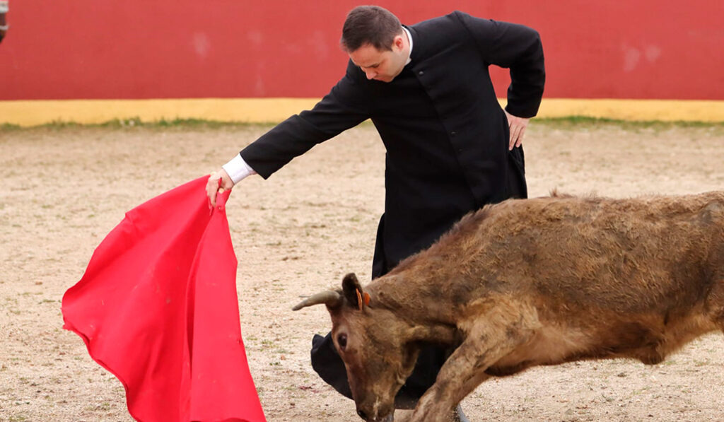 Víctor Carrasco, sacerdote desde hace diez años y aficionado a los toros desde niño, torea con sotana