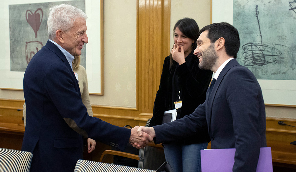 El ministro de Derechos Sociales, Pablo Bustinduy en su encuentro con el presidente de Cáritas Española, Manuel Bretón, y su secretaria general Natalia Peiro