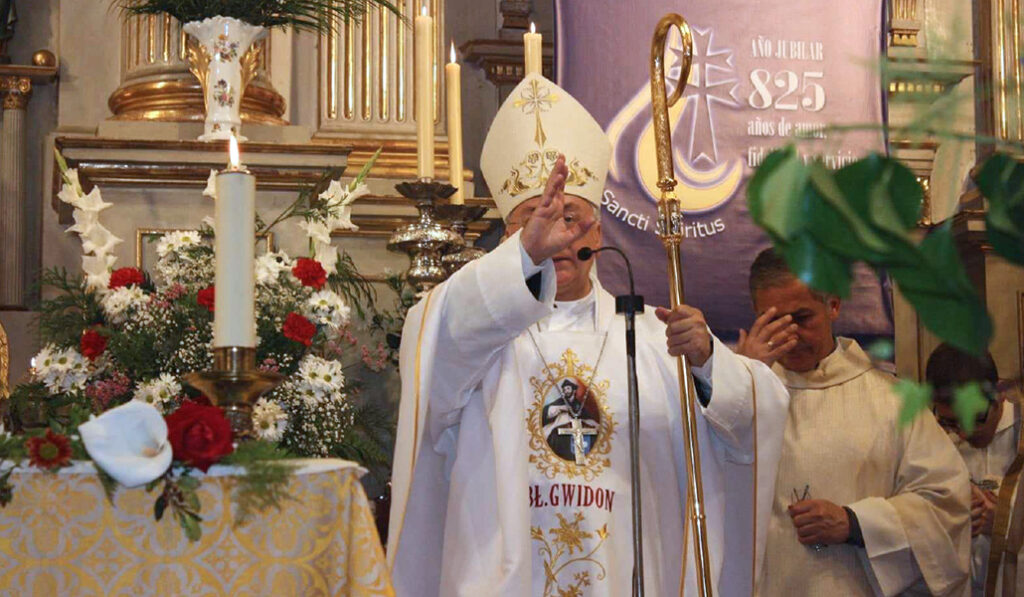 El obispo imparte la bendición