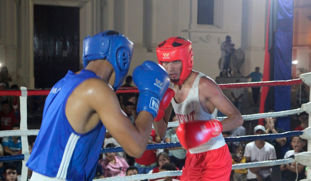 Combate de boxeo organizado en el atrio de la catedral nicaragüense de León