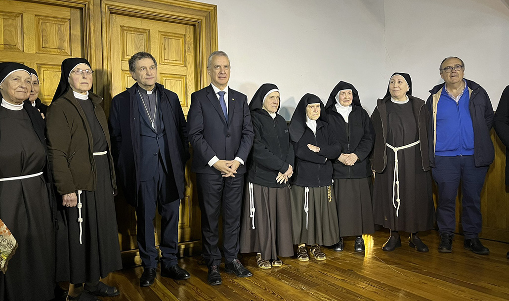 Las clarisas de Guernica, el lehendakari y el obispo de Bilbao durante el acto