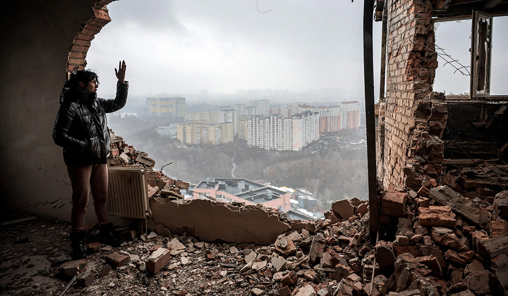 Una mujer, Tetiana, inspecciona su apartamento en ruinas atacado con drones en Kiev, Ucrania, el 22 de diciembre de 2023