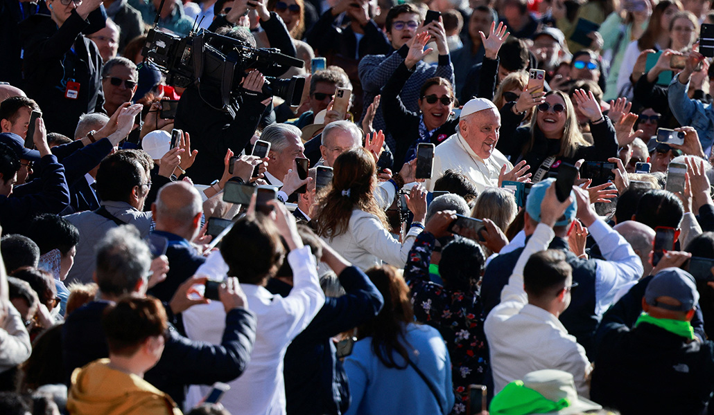 El Papa Francisco a su llegada a la plaza de San Pedro del Vaticano para presidir la audiencia general el pasado 17 de abril