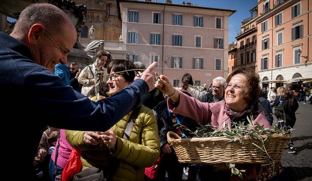 Scarcella, con personas con discapacidad, durante el reparto de ramos de olivo en el Trastévere romano el 24 de marzo