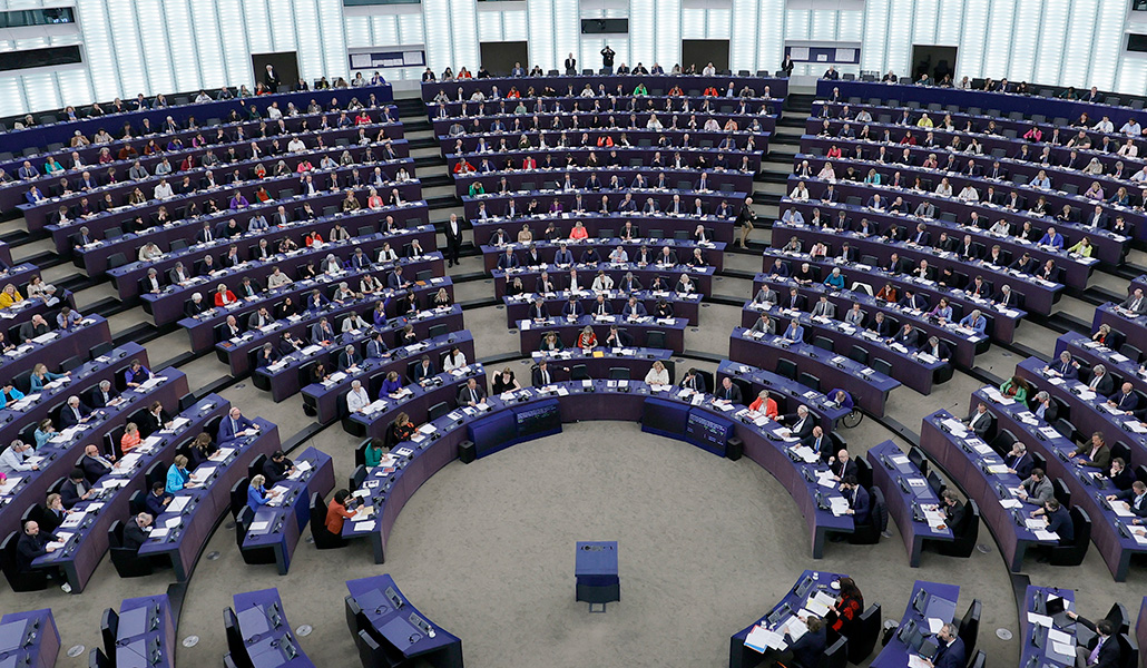 Diputados al Parlamento Europeo durante las votaciones el 23 de abril de 2023