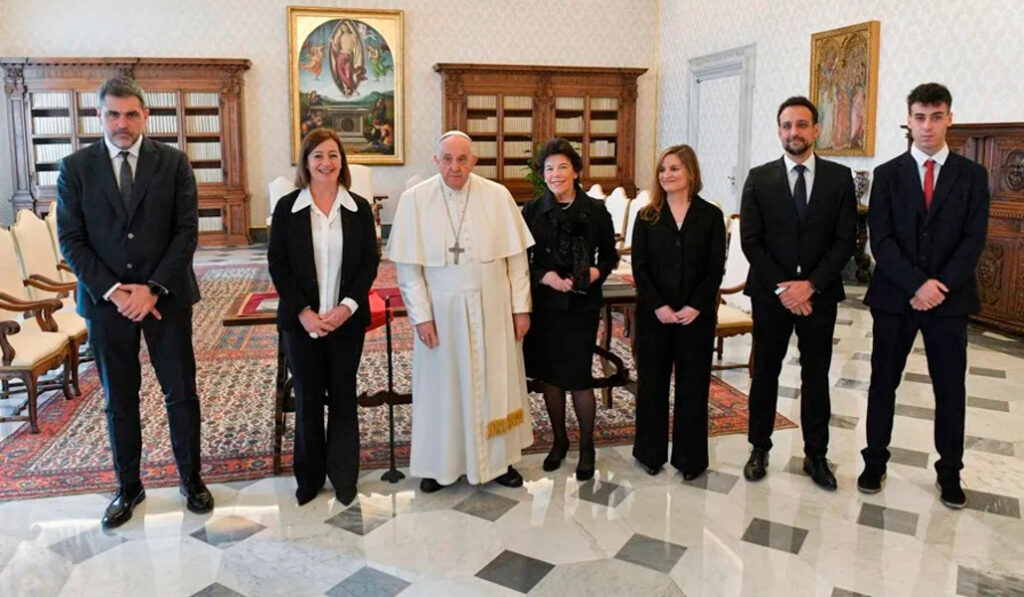 El Papa junto a Francina Armengol (izquierda) e Isabel Celaá (derecha), además de otros miembros de la delegación