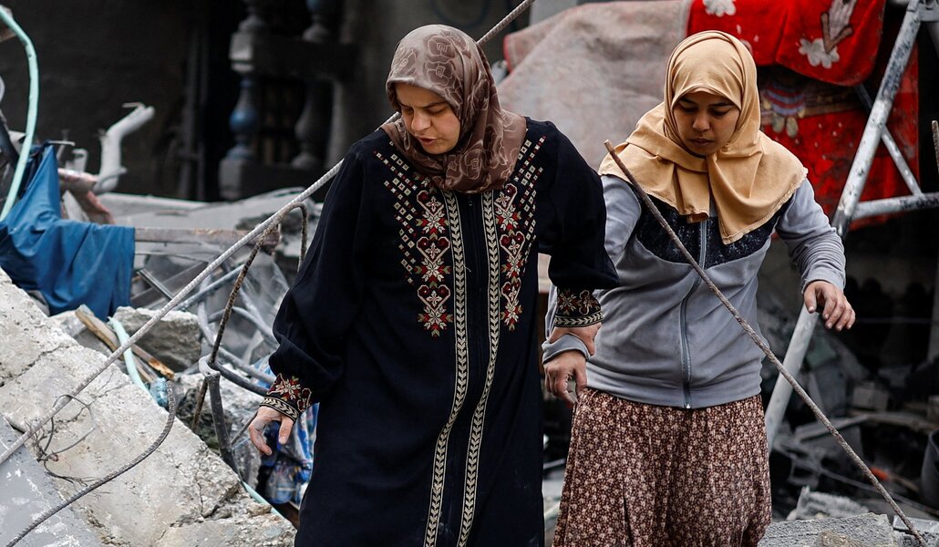 Dos mujeres palestinas tras un ataque aéreo en Rafah. Foto: OSV News / Mohammed Salem, Reuters.