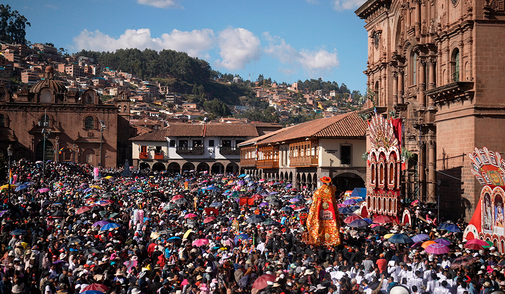 Fiesta del Corpus Christi con la imagen de Santiago en Cuzco (Perú)
