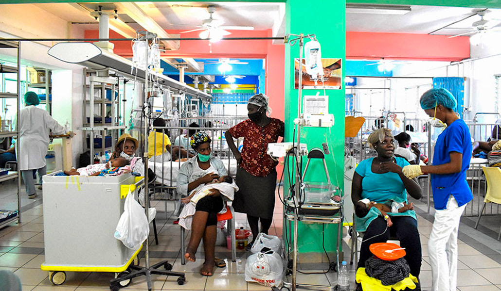 Usuarios y trabajadores del hospital pediátrico Saint Damien de Haití, el único con esta especialidad en el país