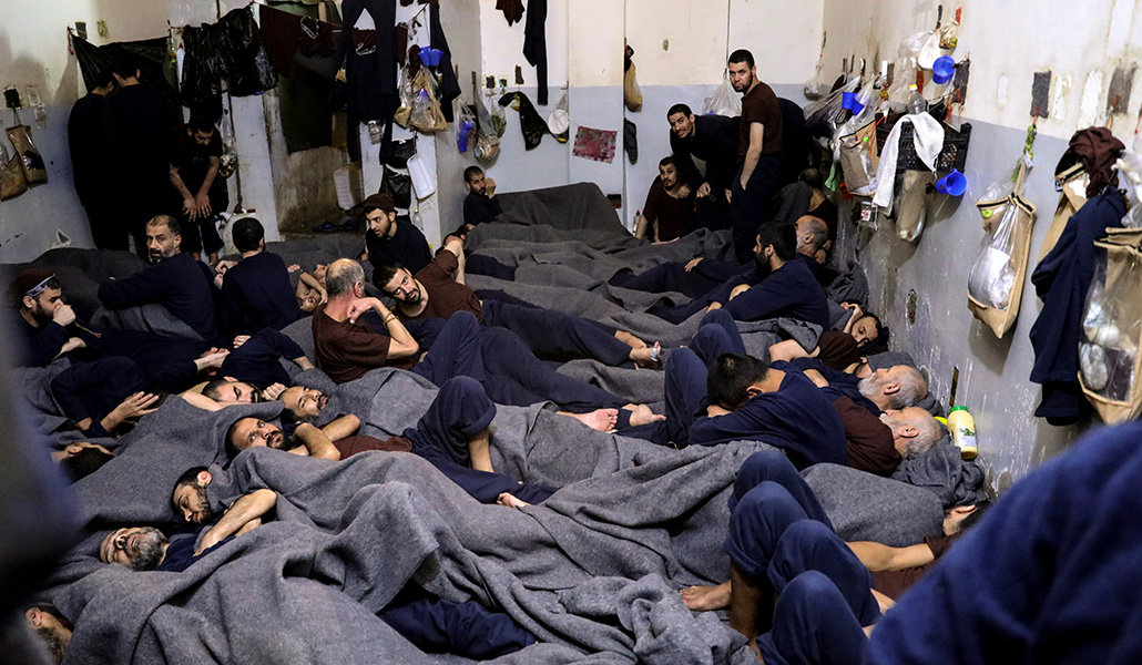 Los presos extranjeros, sospechosos de ser parte del Estado Islámico, se encuentran en una celda de la prisión en Hasaka (Siria)