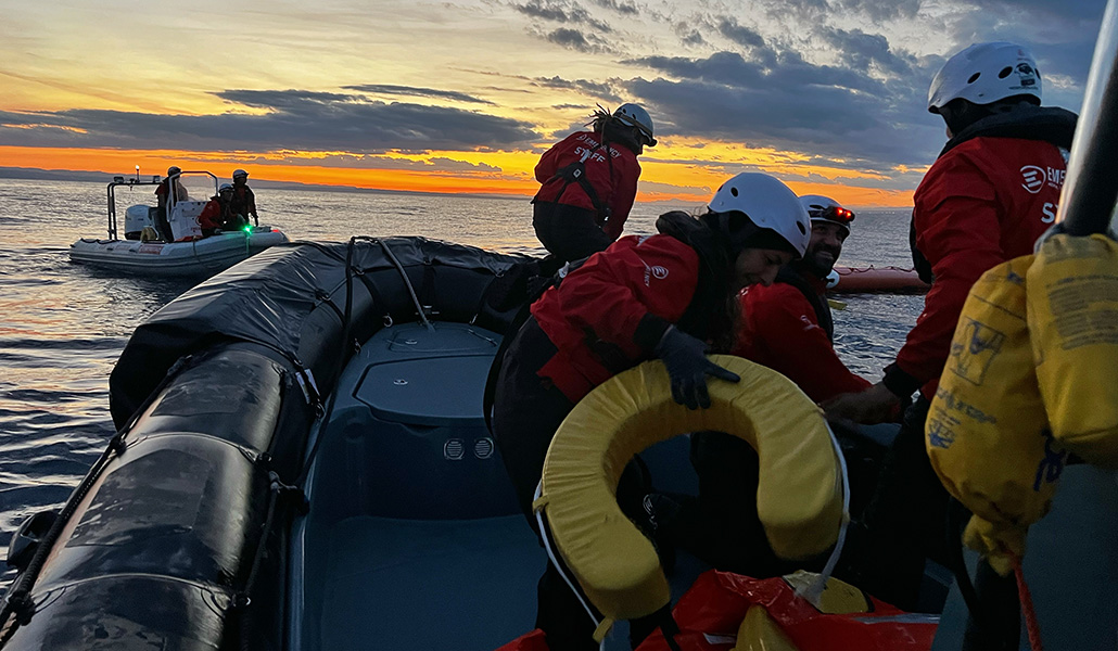 Miembros de la ONG Emergency en el Mediterráneo, en una de las labores de salvamento