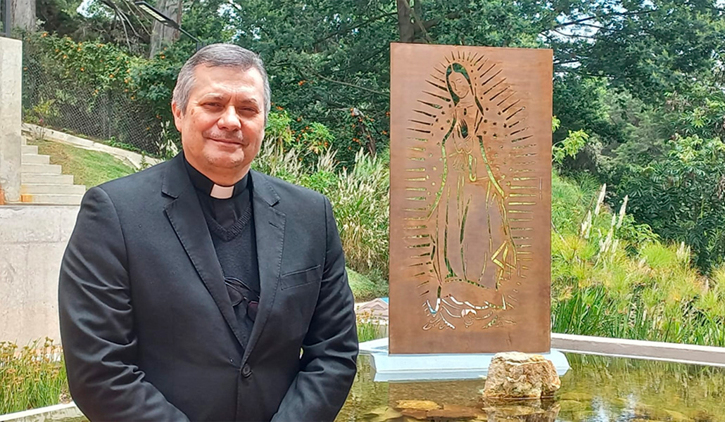 El prelado argentino es informático de profesión y lleva más de 20 años en Roma