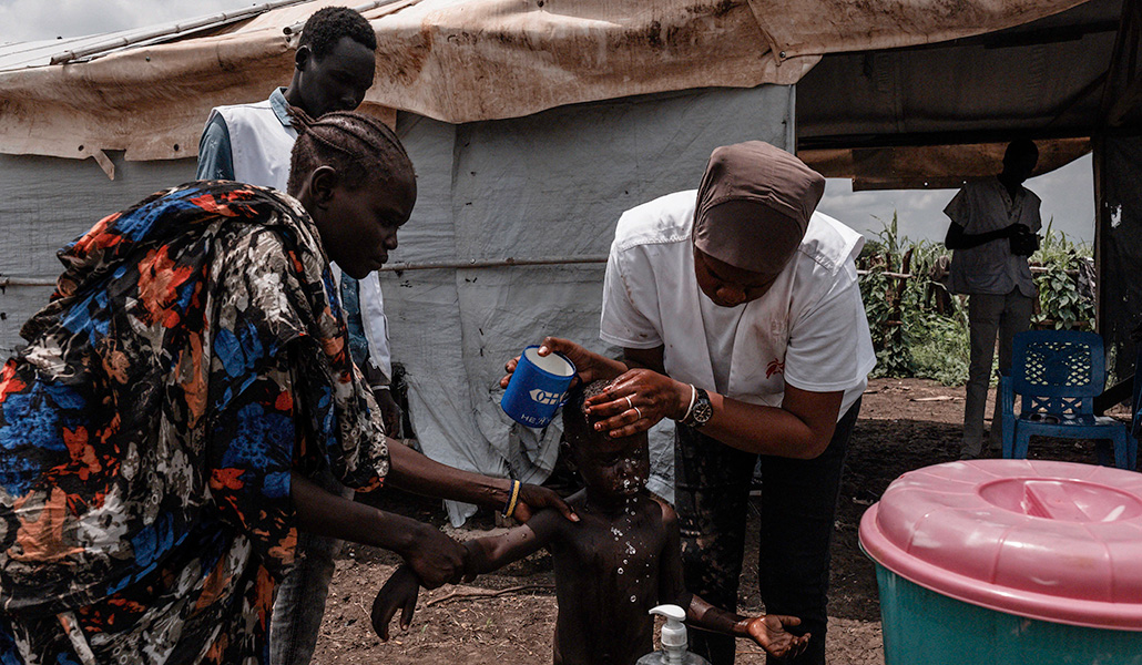Responsables locales intentan reducir la fiebre a un niño de cinco años que dio positivo en malaria en Sudán del Sur