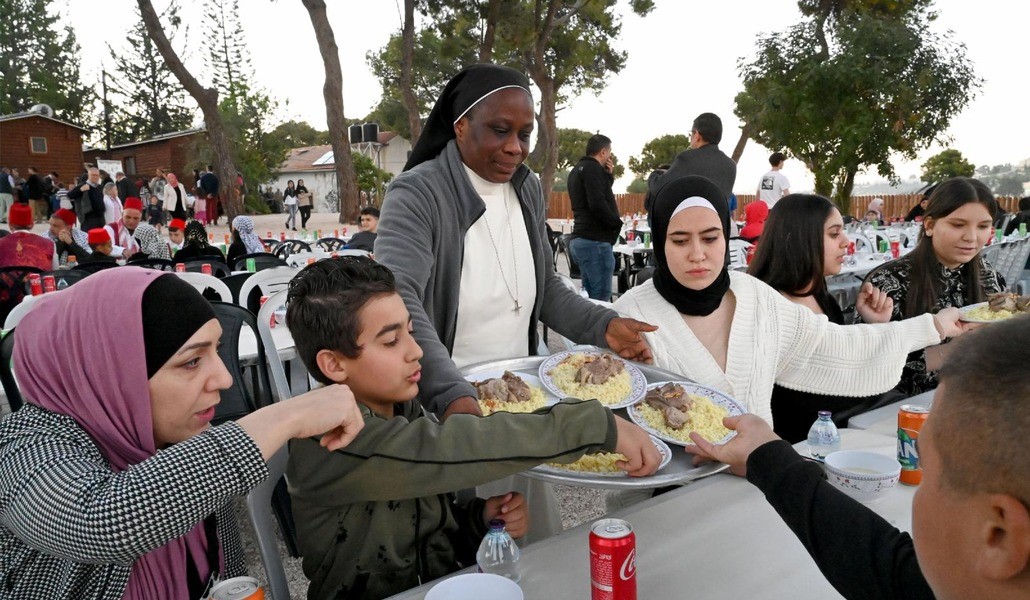 Musulmanes con cristianos celebrando el Iftar en Jerusalén