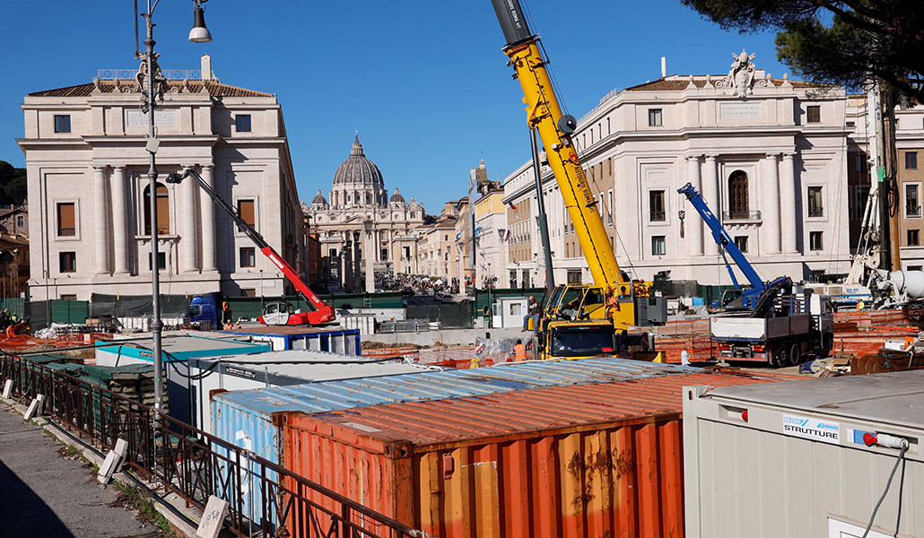 Obras en la Piazza Pia, cerca del Vaticano, antes del año jubilar de la Iglesia Católica Romana de 2025 en Roma, Italia, en marzo