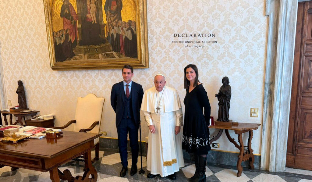 Olivia Maurel y su marido con el Papa Francisco