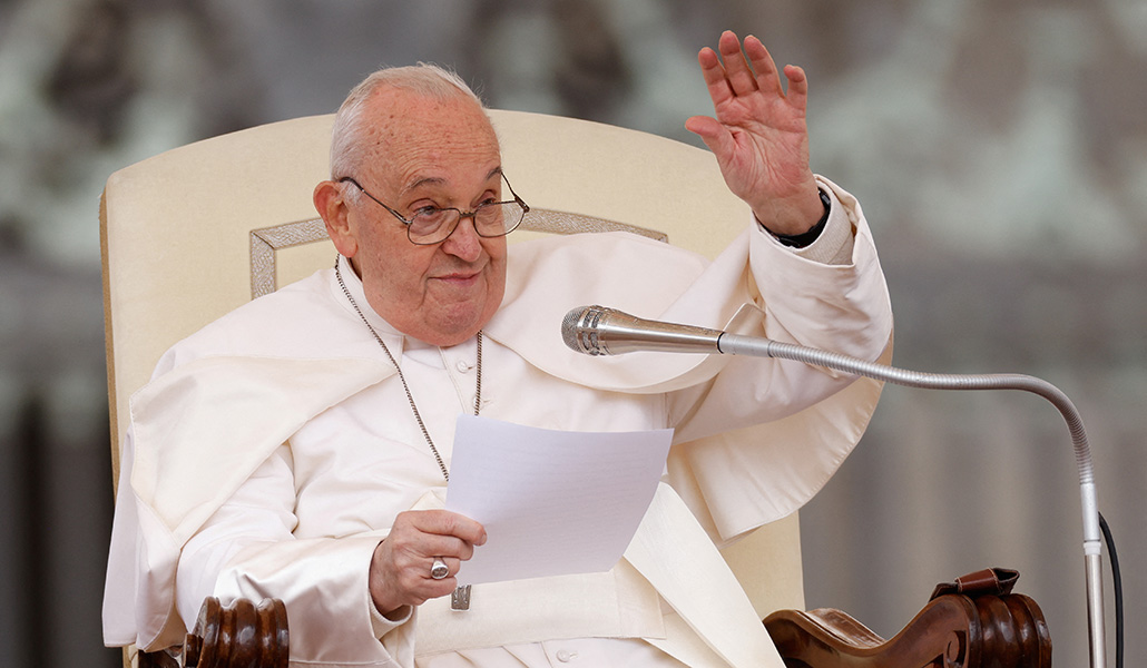 El Papa saluda a los peregrinos durante la audiencia general