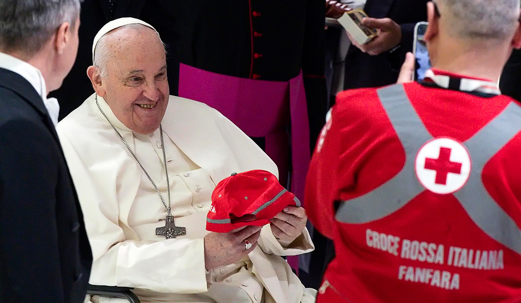El Papa Francisco recibe una gorra durante una audiencia con voluntarios de la Cruz Roja Italiana