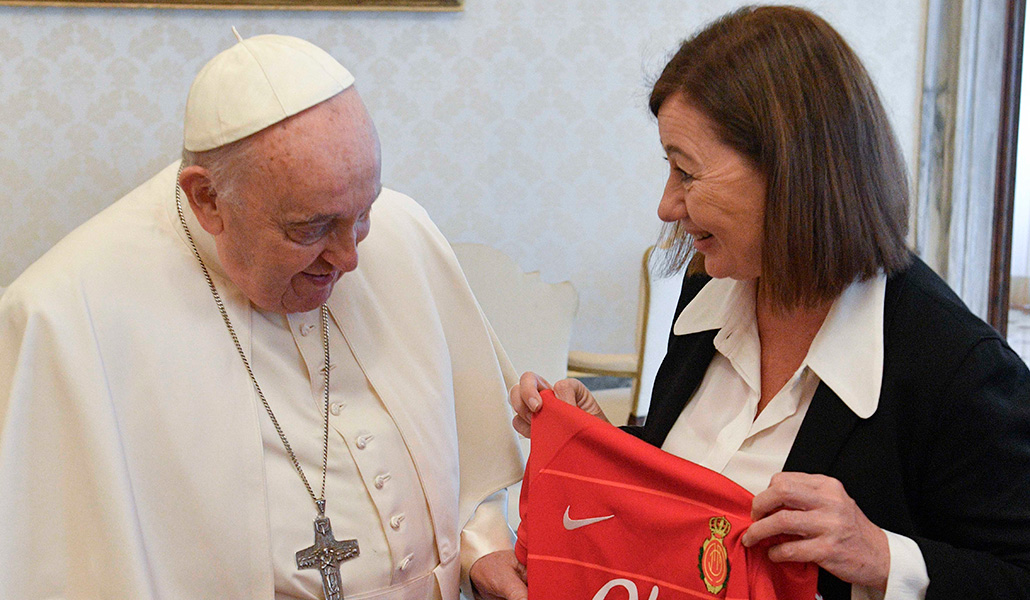 Momento en el que el Pontífice y la presidenta del Congreso intercambian regalos. Armengol muestra a Francisco la camiseta del R. C. D. Mallorca