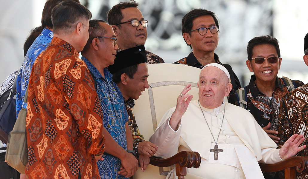 El Papa Francisco con un grupo de sacerdotes jesuitas de Indonesia durante la audiencia general del 21 de septiembre de 2022