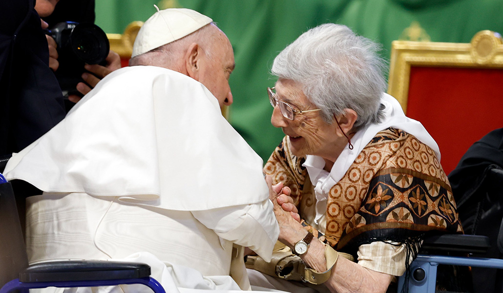 El Papa con una anciana durante la pasada Jornada Mundial de los Abuelos y Ancianos