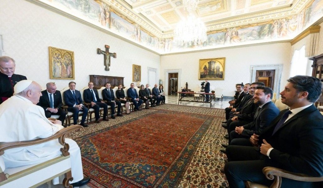 Francisco con los 15 alcaldes españoles en el Palacio Apostólico