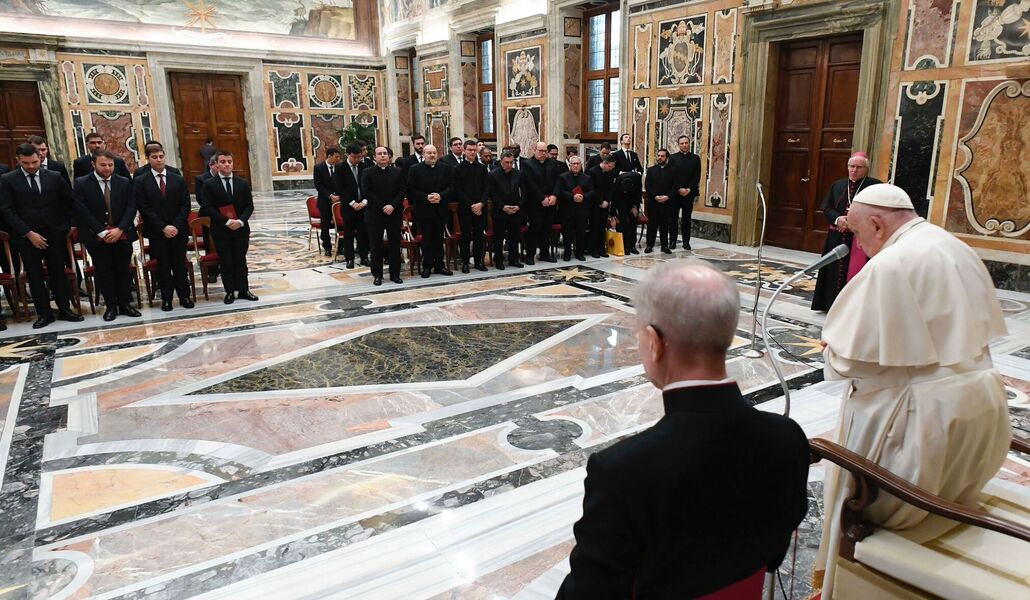 Un momento del encuentro del Papa con los seminaristas sevillanos. Foto: Vatican Media.