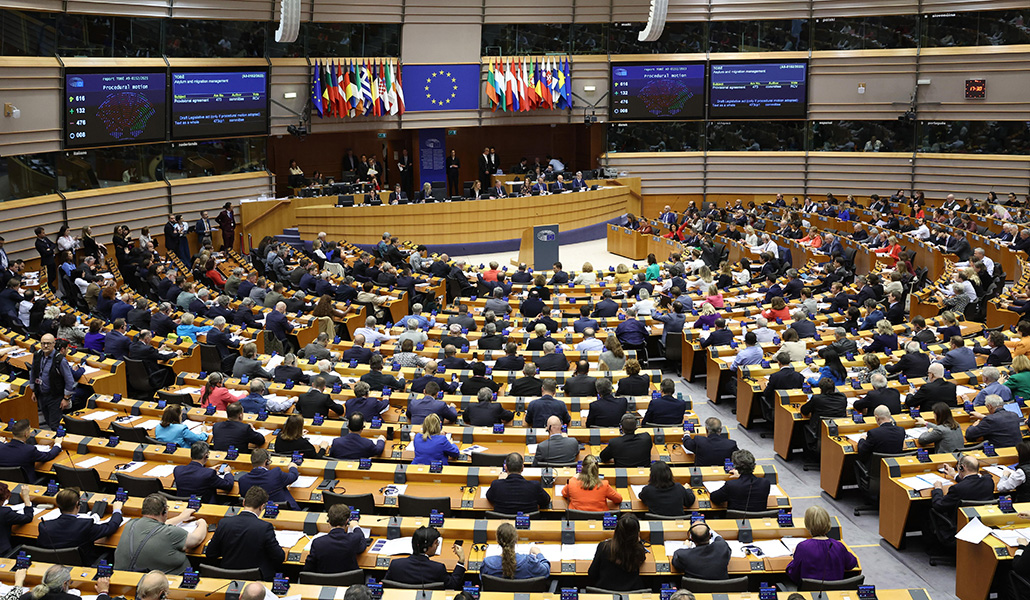 Miembros del Parlamento Europeo votan el pacto de Migración y Asilo durante la sesión plenaria en Bruselas