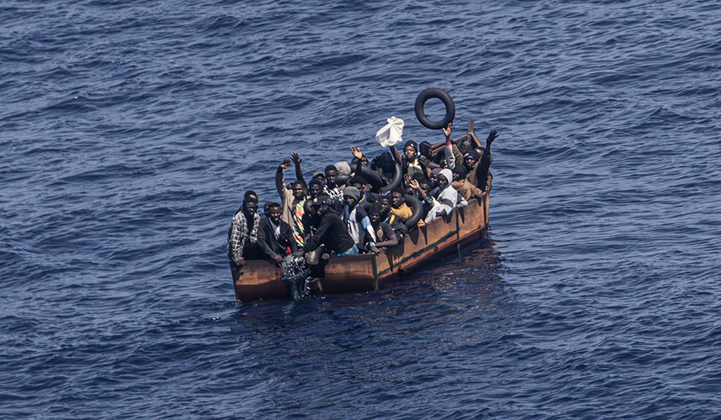 Migrantes que intentan llegar a la isla italiana de Lampedusa, en una fotografía de archivo