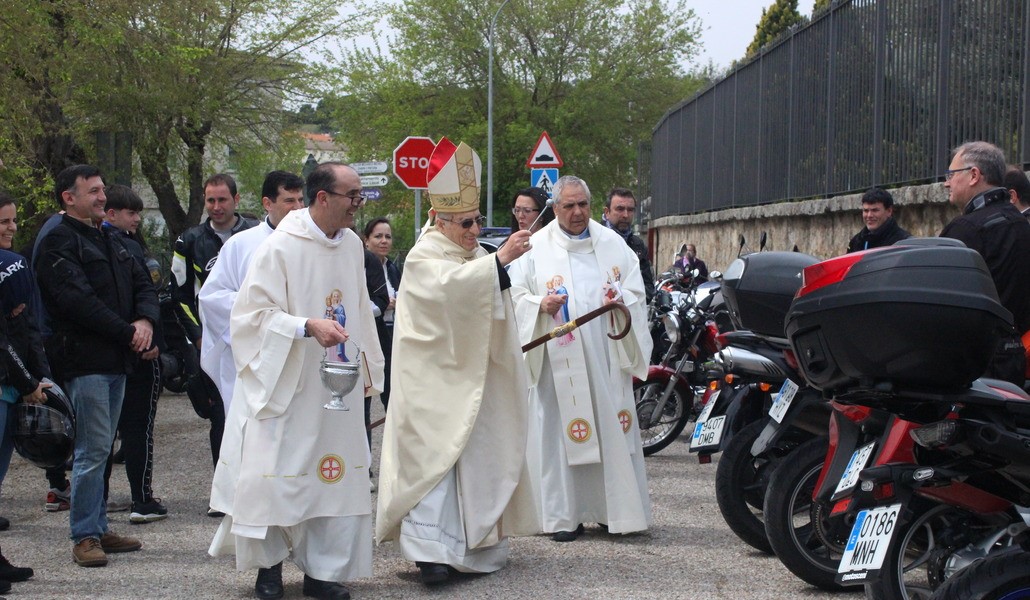 El cardenal Rouco Varela bendice las motos tras la Misa de la segunda peregrinación motera