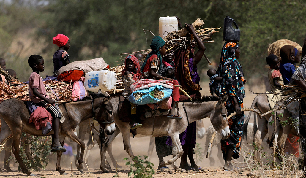 Refugiados sudaneses que huyeron de la violencia en la región sudanesa de Darfur y recién llegados montan sus burros en busca de espacio para establecerse temporalmente, cerca de la frontera entre Sudán y Chad en Goungour, Chad