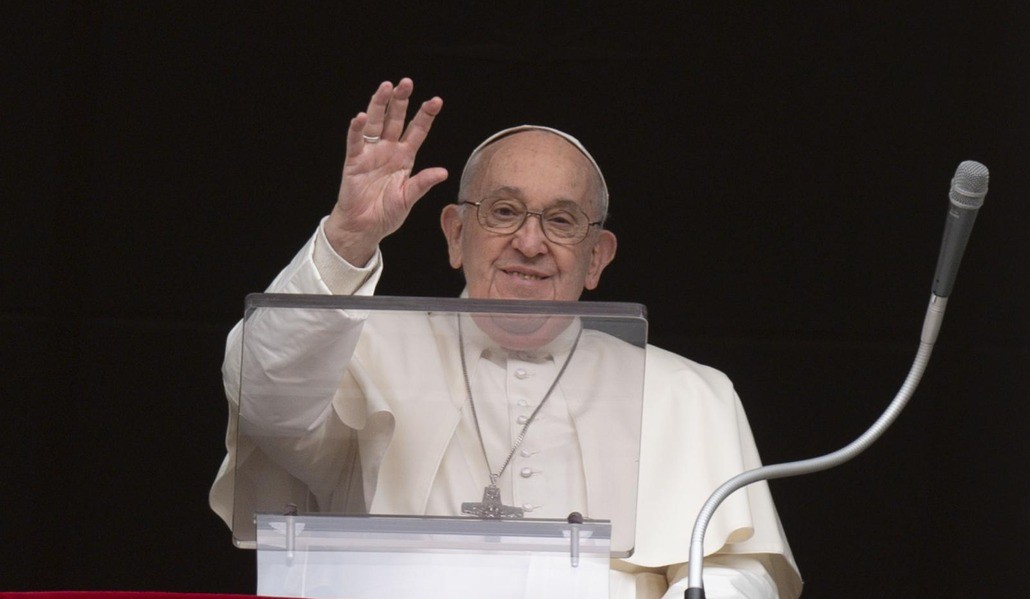 El Papa saluda a los 15.000 fieles que le han acompañado desde la plaza de San Pedro