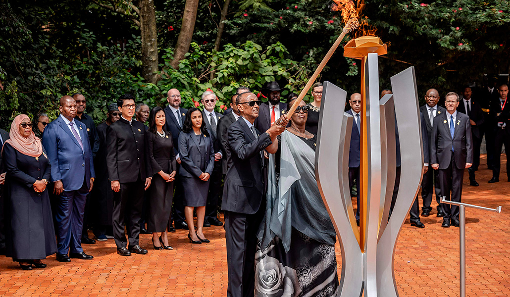 El presidente de Ruanda, Paul Kagame, y su esposa encienden la llama del recuerdo en el 30 aniversario del genocidio