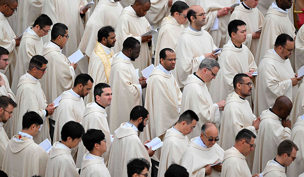 Sacerdotes participan en la Eucaristía del Domingo de Resurrección en la plaza de San Pedro del Vaticano el pasado 31 de marzo