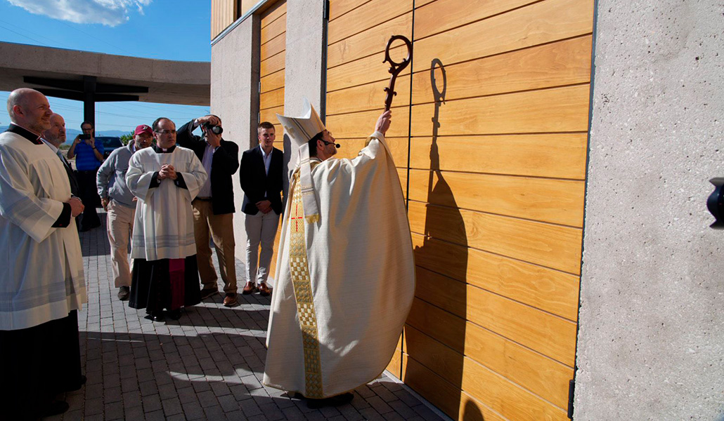El cardenal Cobo realiza los ritos iniciales de apertura de la puerta del templo en la ceremonia de dedicación