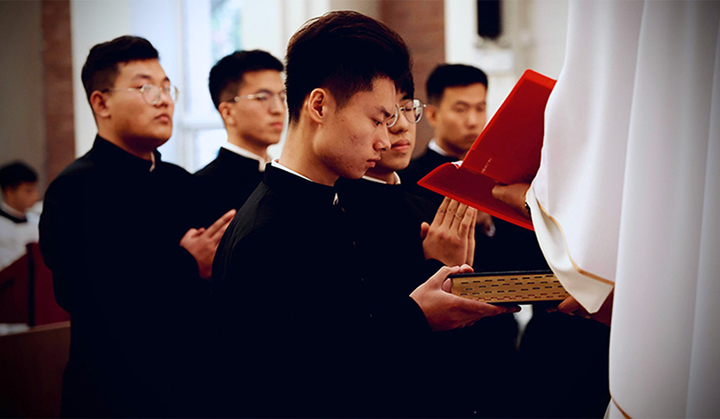 Xiaolong Wang durante una liturgia en el Bidasoa