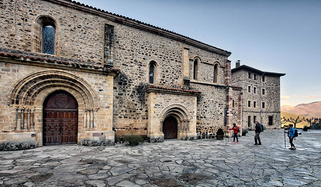 Exterior del monasterio de Santo Toribio de Liébana
