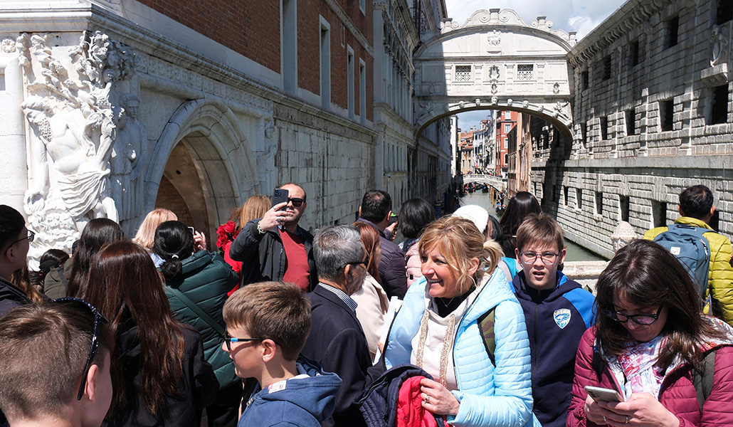 Turistas en el puente Suspiros en Venecia