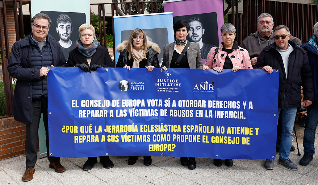 Representantes de asociaciones de víctimas ante la Conferencia Episcopal, el pasado 5 de marzo