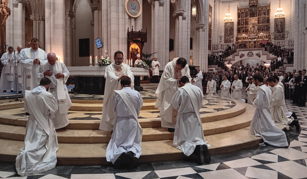 Los once nuevos sacerdotes durante su ordenación en la catedral de la Almudena