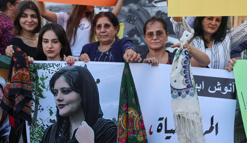 Mujeres del Líbano manifestándose en 2022 contra la muerte en cárcel de la iraní Mahsa Amini