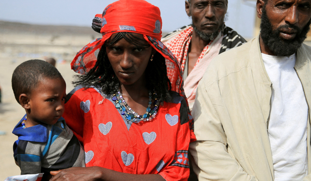 Personas que huyeron de sus hogares debido a los combates entre Afar Special Forces y el Frente de Liberación del Pueblo Tigray en Berhale, Etiopía, en 2022