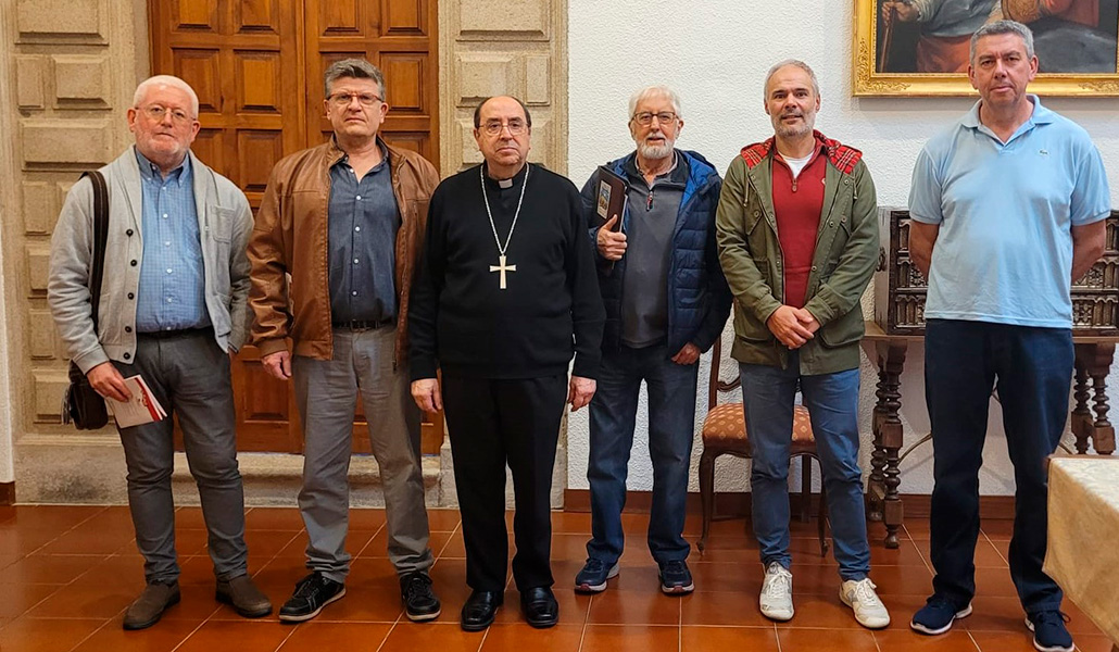 El obispo Jesús Rico, en el centro, junto a los representantes sindicales