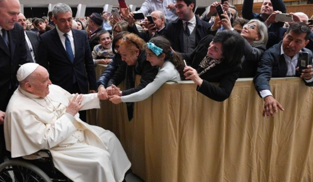 «Abandonar a los ancianos corrompe todas las etapas de la vida», advierte el Papa a niños y abuelos