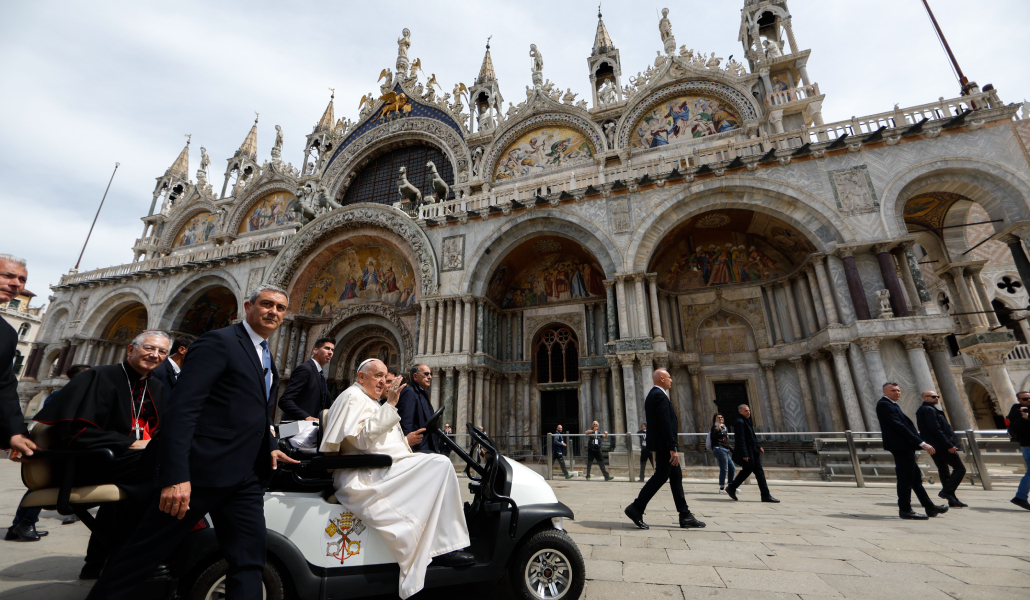 El Papa Francisco frente a la basílica de san Marcos