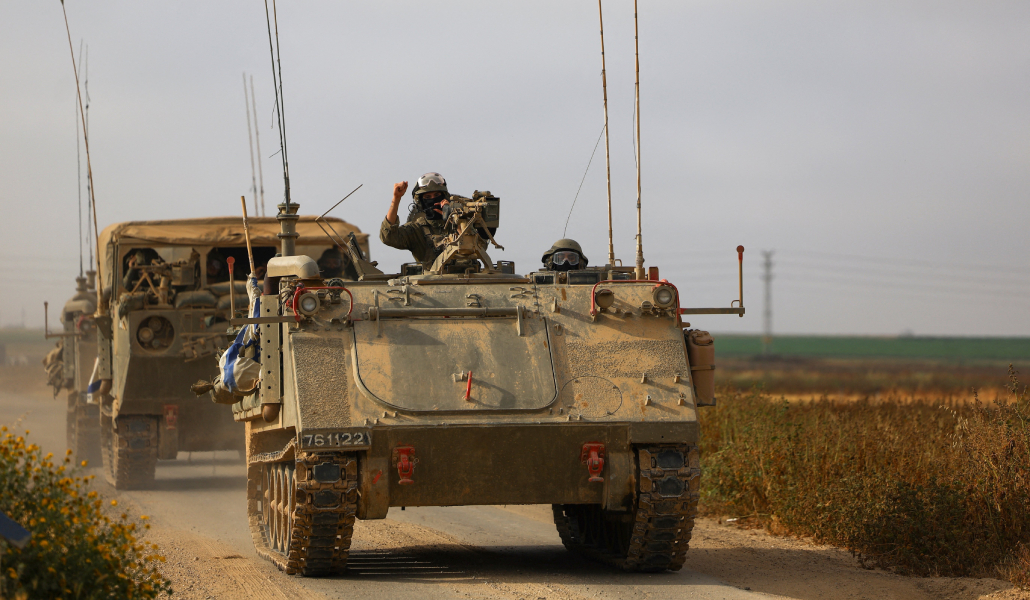 Militares israelíes conducen un carro blindado cerca de la Franja de Gaza