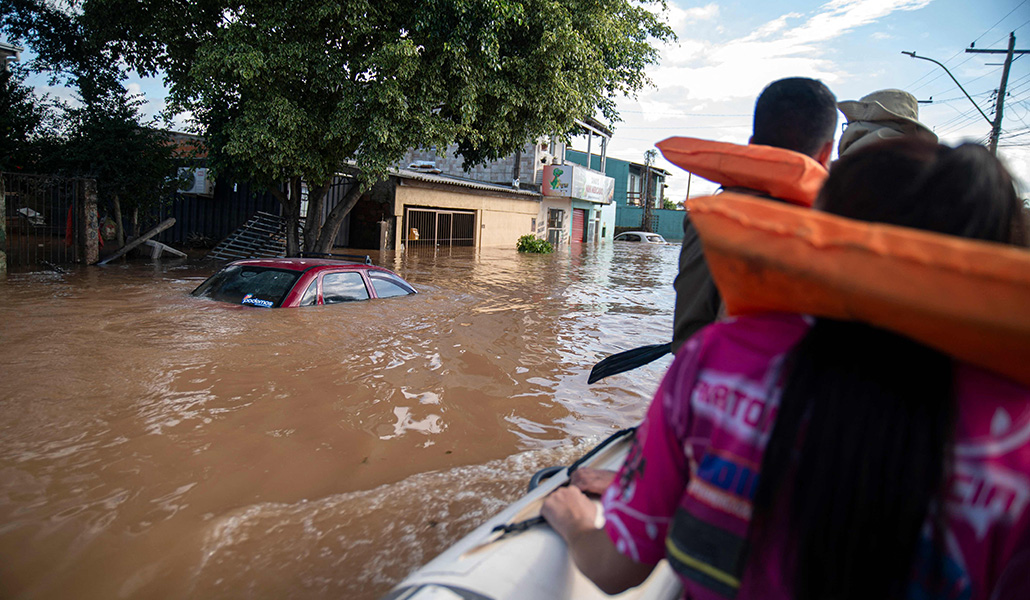 Katiane Mello sale de su casa inundada en un bote en el estado de Río Grande del Sur, en Brasil, el 9 de mayo
