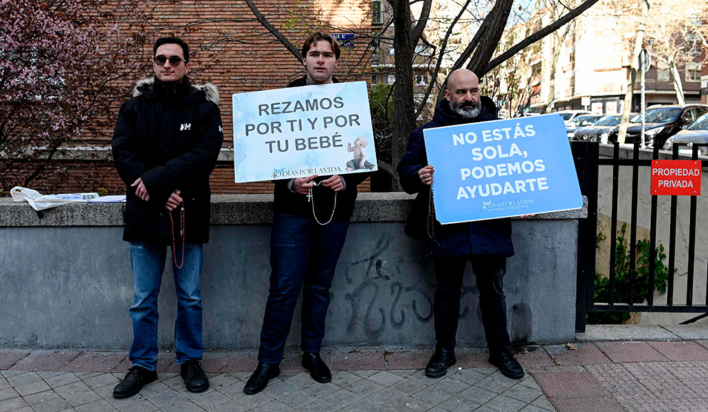 Voluntarios provida rezando ante un centro abortista en Madrid